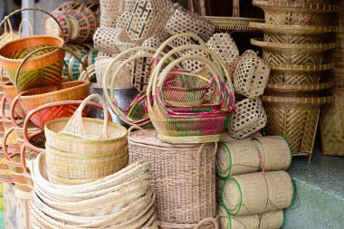 Sepeti hasır Tay el yapımı olduğunu. dokuma bambu olduğunu doku arka plan ve tasarım için. Hasır pazarı. Rattan sepet. Rattan ya da bambu el sanatları el doğal hasır sepet yaptı demiştin hani. Sepeti hasır Tay el yapımı olduğunu. 