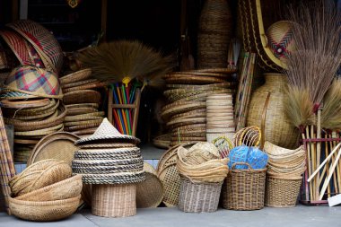 Rattan ya da bambu el sanatları el doğal hasır sepet yaptı demiştin hani. Sepeti hasır Tay el yapımı olduğunu. dokuma bambu olduğunu doku arka plan ve tasarım için. Geleneksel Tay dokuma hasır doku