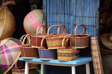 Rattan ya da bambu el sanatları el doğal hasır sepet yaptı demiştin hani. Sepeti hasır Tay el yapımı olduğunu. dokuma bambu olduğunu doku arka plan ve tasarım için. Geleneksel Tay dokuma hasır doku