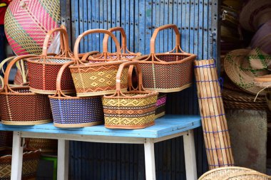 Rattan ya da bambu el sanatları el doğal hasır sepet yaptı demiştin hani. Sepeti hasır Tay el yapımı olduğunu. dokuma bambu olduğunu doku arka plan ve tasarım için. Geleneksel Tay dokuma hasır doku