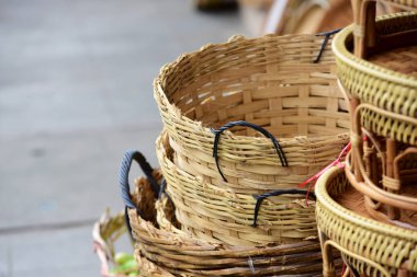 Rattan ya da bambu el sanatları el doğal hasır sepet yaptı demiştin hani. Sepeti hasır Tay el yapımı olduğunu. dokuma bambu olduğunu doku arka plan ve tasarım için. Geleneksel Tay dokuma hasır doku