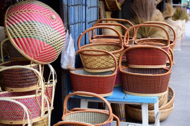 Rattan ya da bambu el sanatları el doğal hasır sepet yaptı demiştin hani. Sepeti hasır Tay el yapımı olduğunu. dokuma bambu olduğunu doku arka plan ve tasarım için. Geleneksel Tay dokuma hasır doku