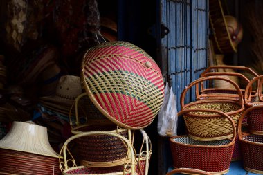 Rattan ya da bambu el sanatları el doğal hasır sepet yaptı demiştin hani. Sepeti hasır Tay el yapımı olduğunu. dokuma bambu olduğunu doku arka plan ve tasarım için. Geleneksel Tay dokuma hasır doku