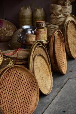 Hasır pazarı. Rattan sepet. Rattan ya da bambu el sanatları el doğal hasır sepet yaptı demiştin hani. Sepeti hasır Tay el yapımı olduğunu. dokuma bambu olduğunu doku arka plan ve tasarım için. Geleneksel Tay dokuma hasır doku