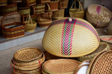 Hasır pazarı. Rattan sepet. Rattan ya da bambu el sanatları el doğal hasır sepet yaptı demiştin hani. Sepeti hasır Tay el yapımı olduğunu. dokuma bambu olduğunu doku arka plan ve tasarım için. Geleneksel Tay dokuma hasır doku