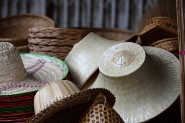 Hasır pazarı. Rattan sepet. Rattan ya da bambu el sanatları el doğal hasır sepet yaptı demiştin hani. Sepeti hasır Tay el yapımı olduğunu. dokuma bambu olduğunu doku arka plan ve tasarım için. Geleneksel Tay dokuma hasır doku