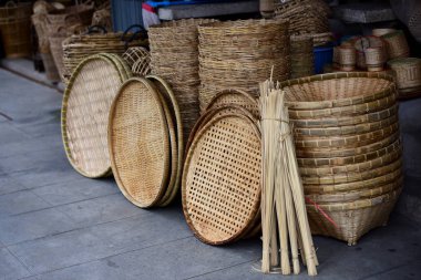 Hasır pazarı. Rattan sepet. Rattan ya da bambu el sanatları el doğal hasır sepet yaptı demiştin hani. Sepeti hasır Tay el yapımı olduğunu. dokuma bambu olduğunu doku arka plan ve tasarım için. Geleneksel Tay dokuma hasır doku