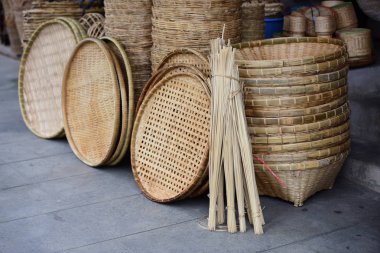 Hasır pazarı. Rattan sepet. Rattan ya da bambu el sanatları el doğal hasır sepet yaptı demiştin hani. Sepeti hasır Tay el yapımı olduğunu. dokuma bambu olduğunu doku arka plan ve tasarım için. Geleneksel Tay dokuma hasır doku