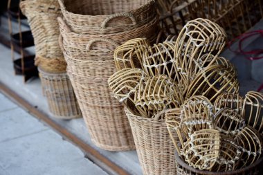 Hasır pazarı. Rattan sepet. Rattan ya da bambu el sanatları el doğal hasır sepet yaptı demiştin hani. Sepeti hasır Tay el yapımı olduğunu. dokuma bambu olduğunu doku arka plan ve tasarım için. Geleneksel Tay dokuma hasır doku