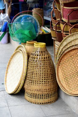 Hasır pazarı. Rattan sepet. Rattan ya da bambu el sanatları el doğal hasır sepet yaptı demiştin hani. Sepeti hasır Tay el yapımı olduğunu. dokuma bambu olduğunu doku arka plan ve tasarım için. Geleneksel Tay dokuma hasır doku