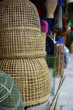 Hasır pazarı. Rattan sepet. Rattan ya da bambu el sanatları el doğal hasır sepet yaptı demiştin hani. Sepeti hasır Tay el yapımı olduğunu. dokuma bambu olduğunu doku arka plan ve tasarım için. Geleneksel Tay dokuma hasır doku