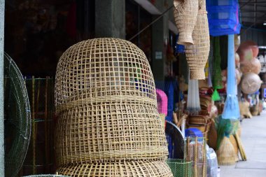 Hasır pazarı. Rattan sepet. Rattan ya da bambu el sanatları el doğal hasır sepet yaptı demiştin hani. Sepeti hasır Tay el yapımı olduğunu. dokuma bambu olduğunu doku arka plan ve tasarım için. Geleneksel Tay dokuma hasır doku