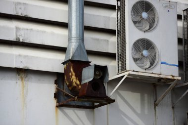 Binanın duvarındaki havalandırma.