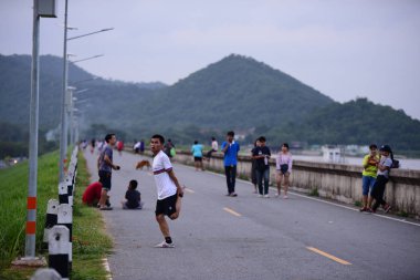 Turistler doğal manzarası, atmosfer ve güzel sahne Phra rezervuar, Chonburi il üzerinde 20 Kasım 2018 Bang çevrenin görmeye