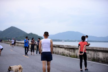 Turistler doğal manzarası, atmosfer ve güzel sahne Phra rezervuar, Chonburi il üzerinde 20 Kasım 2018 Bang çevrenin görmeye