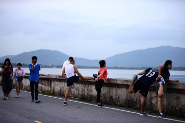 Bahçede renkli çiçek. Plumeria çiçek çiçeklenme. Güzel bahçe Blooming yaz aylarında çiçeklenir.