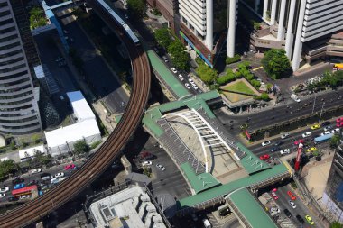 Ziyaretçiler 25 Mart 2019 tarihinde Bangkok şehrinde yüksek katlı ve ulaşım sistemleri ile iş bölgesini ziyaret etti.