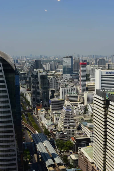 Quartier d'affaires avec des systèmes de grande hauteur et de transport — Photo