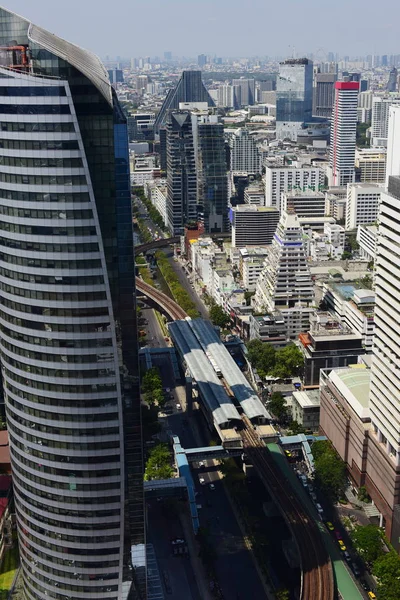 高層および交通システムを持つビジネス地区 — ストック写真