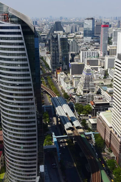 Distrito de negocios con sistemas de gran altura y transporte — Foto de Stock