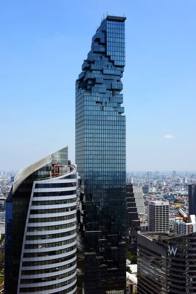 Distrito de negócios com arranha-céus e sistemas de transporte — Fotografia de Stock