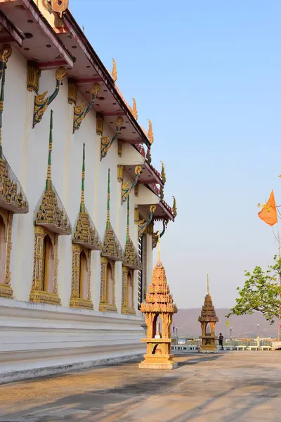 Thailändska Tempel Med Vackra Stuckaturer Mönster — Stockfoto