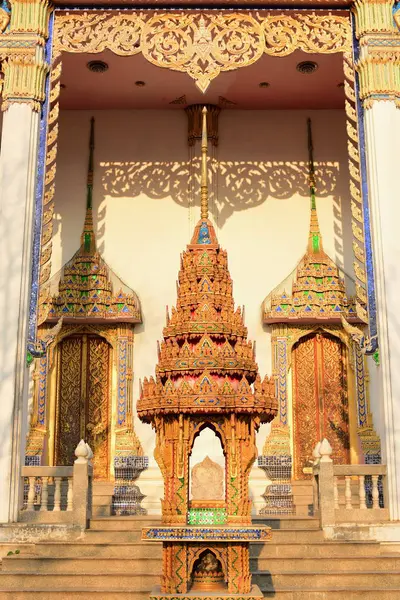 Thailändischer Tempel Mit Schönem Stuckmuster — Stockfoto