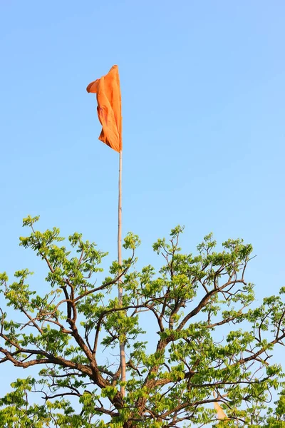 Bandera Naranja Fondo Del Cielo Azul — Foto de Stock