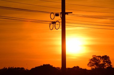 Günbatımı ile elektrik direkleri