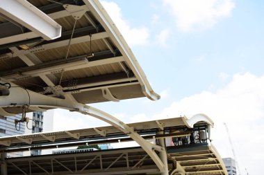 Mavi gökyüzü olan modern bina