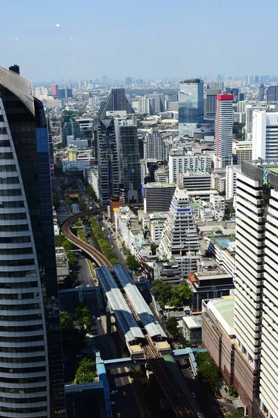 Turistas Visitam Prédios Escritórios Arranha Céus Distrito Negócios Cidade Banguecoque — Fotografia de Stock