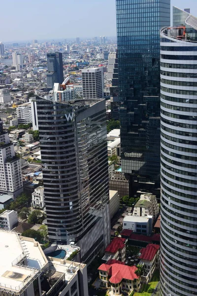 Edifícios de arranha-céus e escritórios no distrito de negócios da cidade grande — Fotografia de Stock