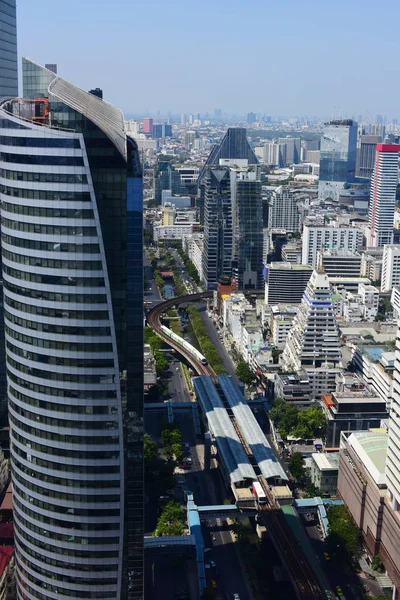 Bâtiments de grande hauteur et bureaux dans le quartier des affaires de la grande ville — Photo