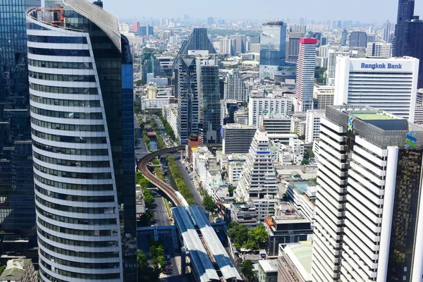 Edifícios de arranha-céus e escritórios no distrito de negócios da cidade grande — Fotografia de Stock