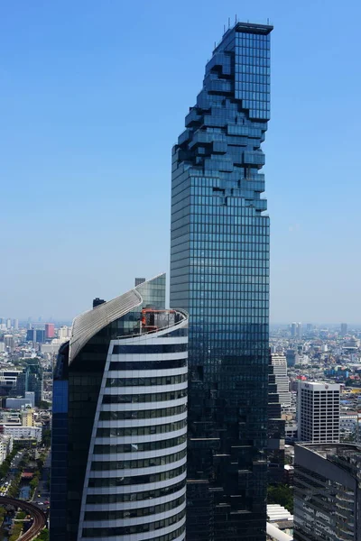 Высотные здания и офисы в деловом районе большого города — стоковое фото