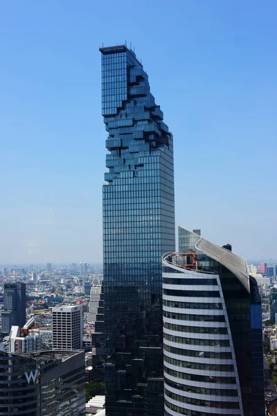 Bâtiments de grande hauteur et bureaux dans le quartier des affaires de la grande ville — Photo