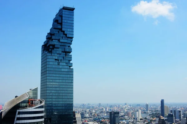 Bâtiments de grande hauteur et bureaux dans le quartier des affaires de la grande ville — Photo