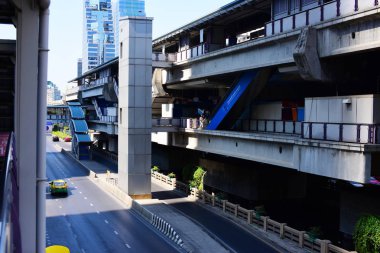   Yüksek binalar ve büyük şehir iş bölgesi ofisleri 