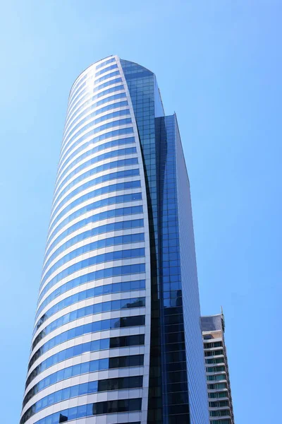 Hoogbouw en kantoren in de zakenwijk van de grote stad — Stockfoto