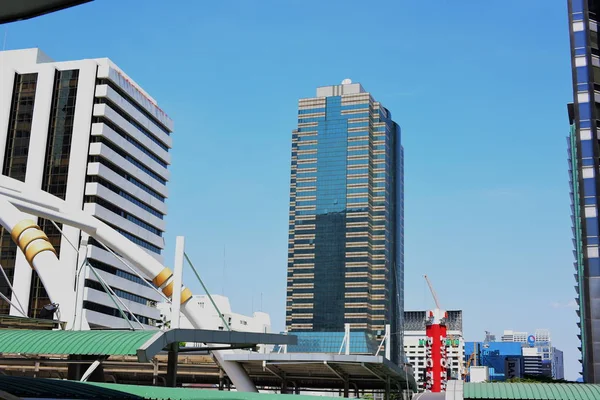 Bâtiments de grande hauteur et bureaux dans le quartier des affaires de la grande ville — Photo