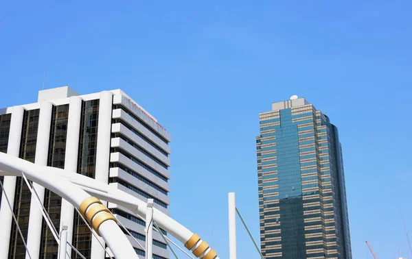 Edificios y oficinas de gran altura en el distrito financiero de la gran ciudad — Foto de Stock