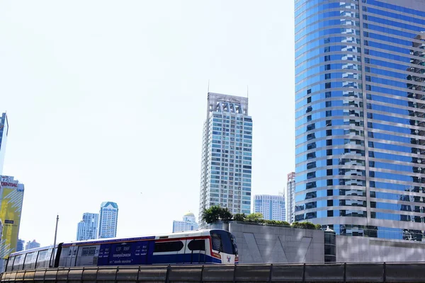 Edifícios de arranha-céus e escritórios no distrito de negócios da cidade grande — Fotografia de Stock