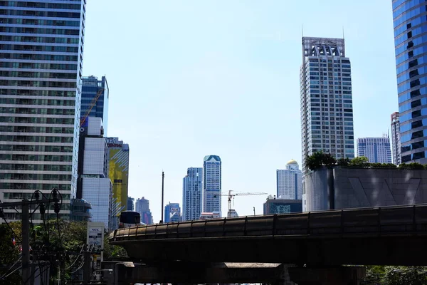 Edifícios de arranha-céus e escritórios no distrito de negócios da cidade grande — Fotografia de Stock