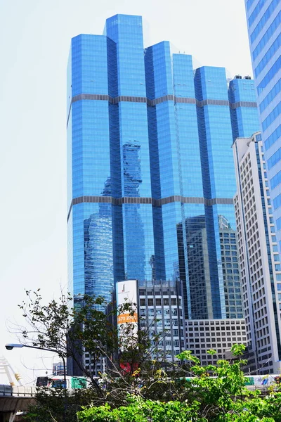 Edificios y oficinas de gran altura en el distrito financiero de la gran ciudad — Foto de Stock