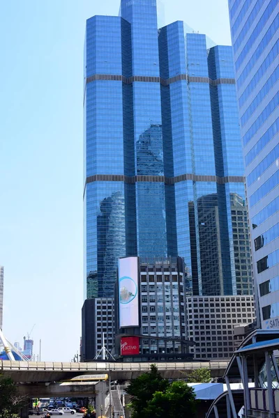 Edificios y oficinas de gran altura en el distrito financiero de la gran ciudad — Foto de Stock