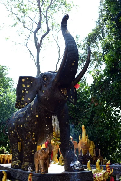 佛寺里的大象雕像 — 图库照片