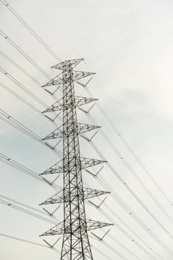 Yüksek gerilim elektrik direkleri, elektrik iletim sistemi güneş parlayan ile