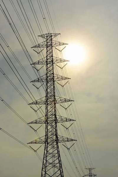 Postes Eléctricos Alto Voltaje Sistema Transmisión Energía Eléctrica Con Sol — Foto de Stock