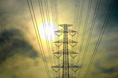 Yüksek gerilim elektrik direkleri, elektrik iletim sistemi güneş parlayan ile