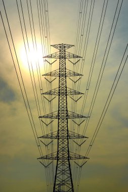 Yüksek gerilim elektrik direkleri, elektrik iletim sistemi güneş parlayan ile